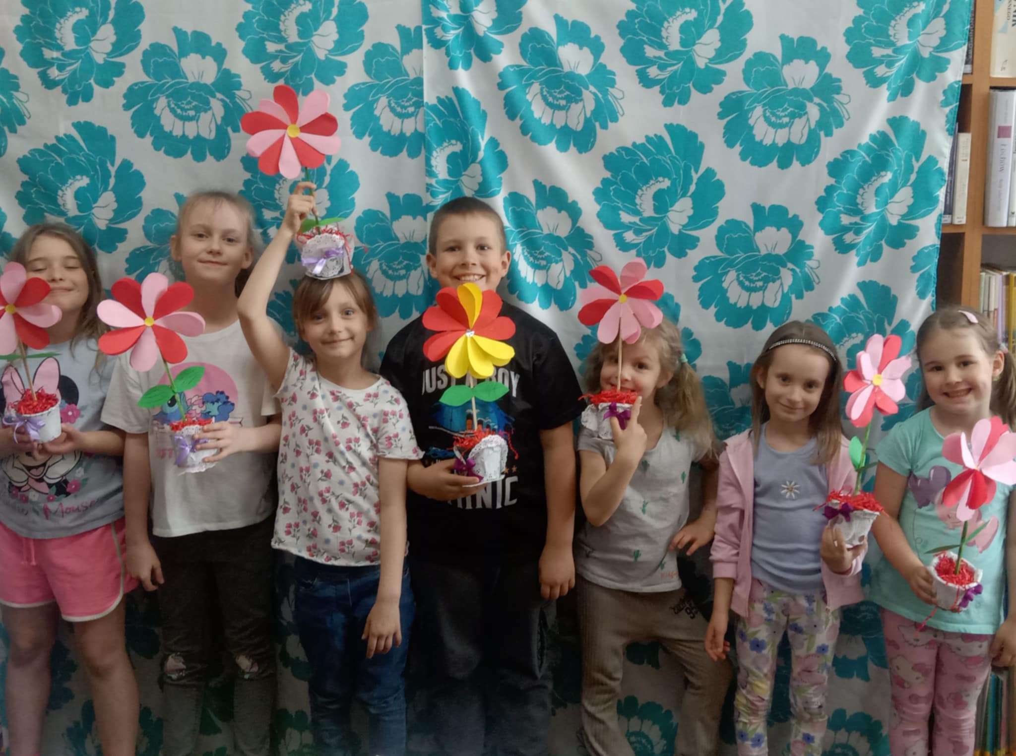 Warsztaty plastyczne pt. ,,Kwiatki na Dzień Matki” w filii w Kamionnie- relacja