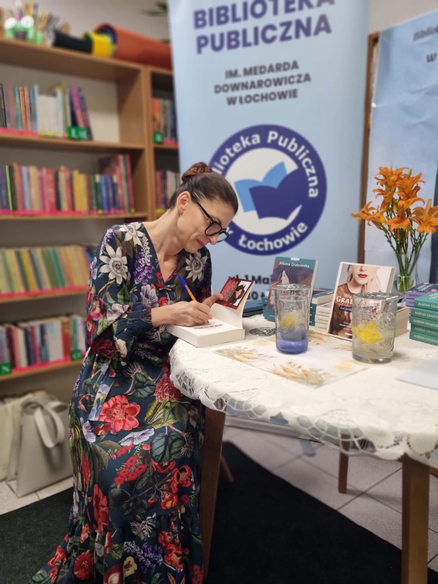Relacja ze spotkania autorskiego z Ałbeną Grabowską w filii bibliotecznej w Ostrówku